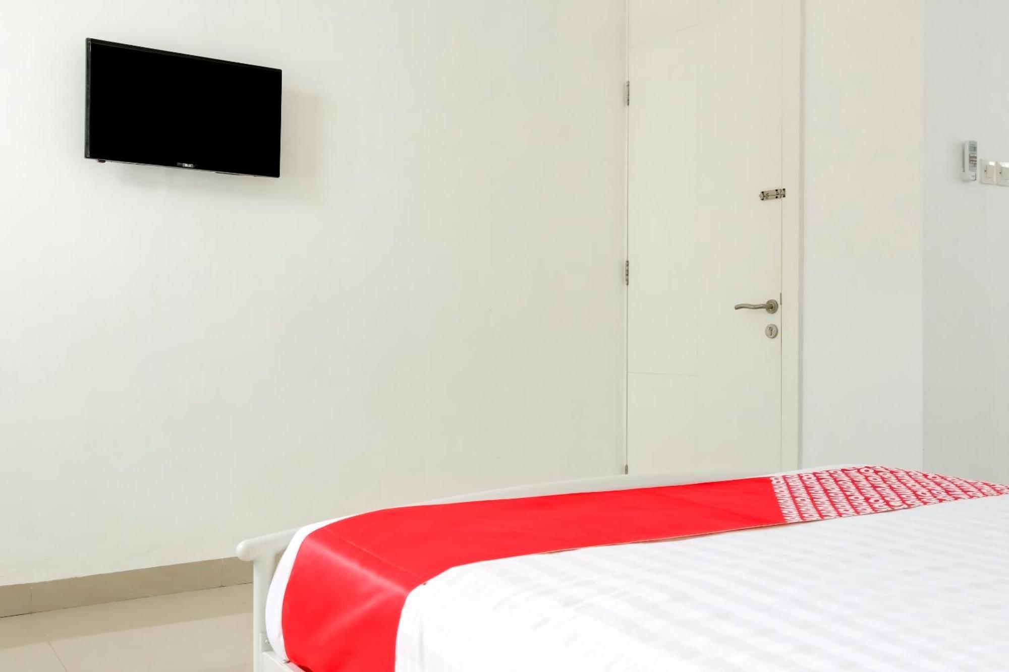 Hotel O Panakkukang Near Mall Panakkukang Formerly Golden White House Makassar Buitenkant foto